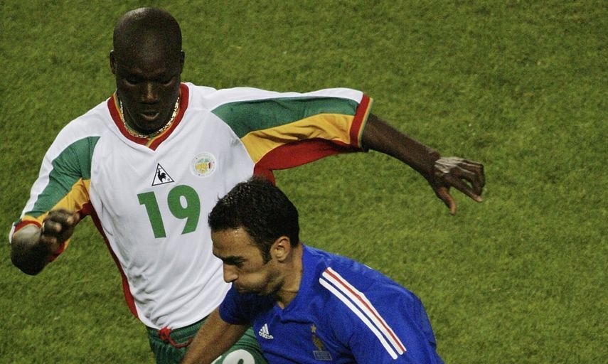 بابا بوبا ديوب ويوري جوركييف في مباراة افتتاح مونديال 2002 بين السنغال وفرنسا