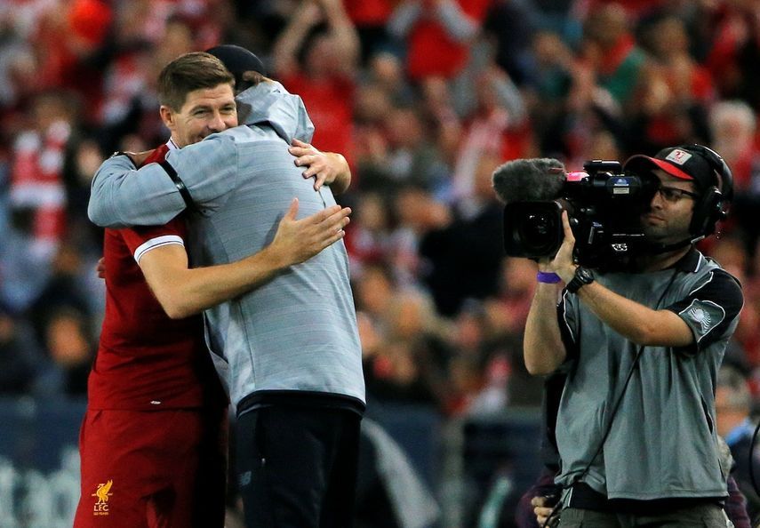 ستيفن جيرارد يعانق مدرب ليفربول يورغن كلوب - REUTERS