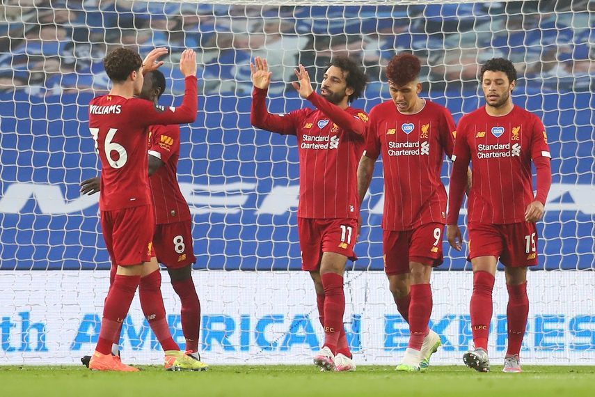 نجم ليفربول المصري محمد صلاح يحتفل مع زملائه بعد تسجيله الهدف الأول لفريقه في شباك برايتون - AFP