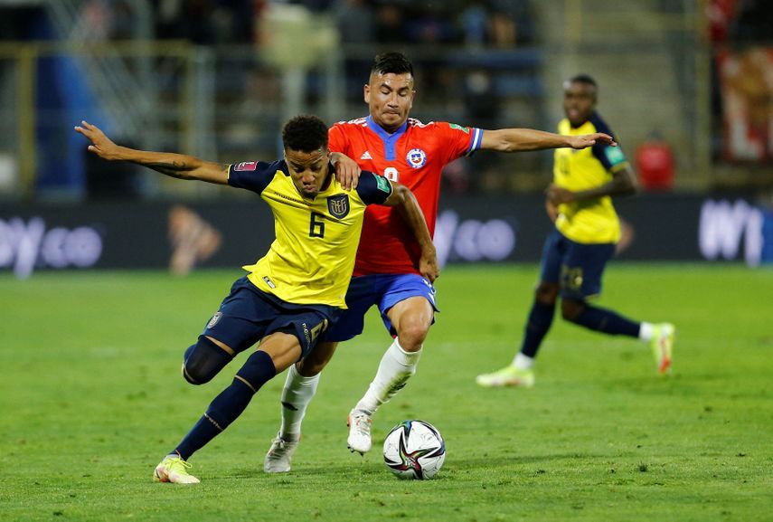 الإكوادوري بايرون كاستيّو خلال مباراة ضد تشيلي في تصفيات كأس العالم بأميركا اللاتينية - 16 نوفمبر 2021