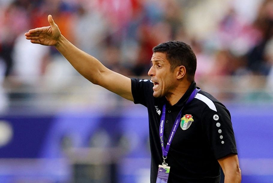 المغربي الحسين عموتة مدرب منتخب الأردن في مواجهة البحرين - 25 يناير 2024