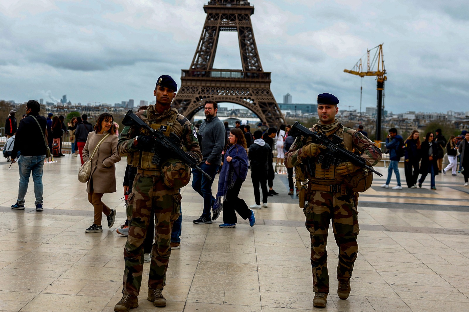 جنود فرنسيون مسلحون يقومون بدورية في ميدان تروكاديرو بالقرب من برج إيفل - 1 أبريل 2024