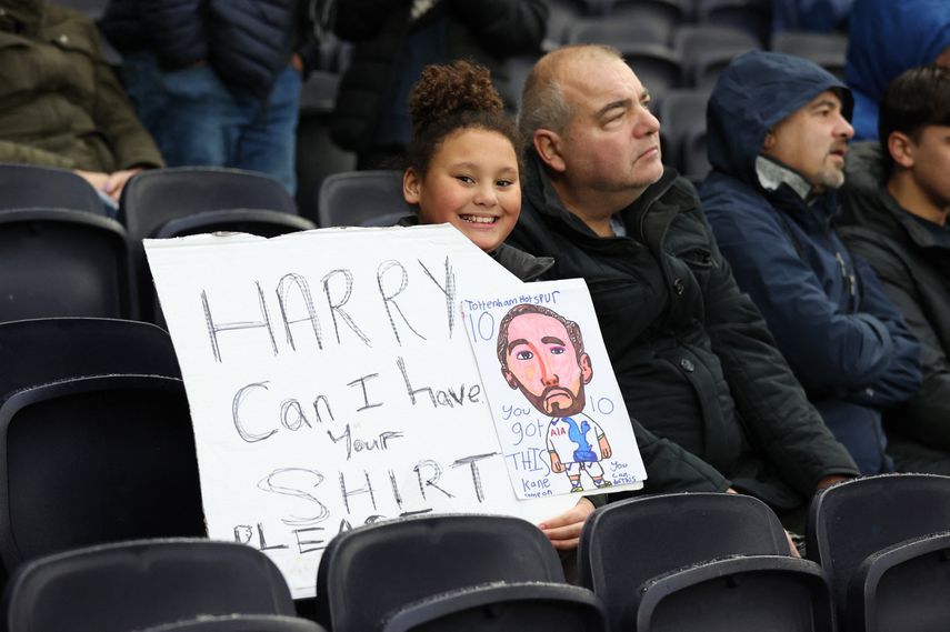 مشجعة صغيرة تطلب الحصول على قميص هاري كين مهاجم توتنهام خلال مواجهة بورتسموث بكأس الاتحاد الإنجليزي