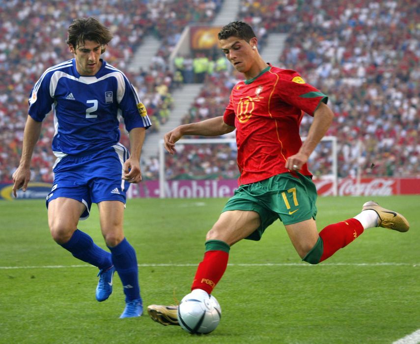 كريستيانو رونالدو لاعب البرتغال في مواجهة اليونان في دور المجموعات في بطولة أوروبا 2004 - 12 يونيو 2004