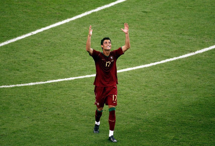 كريستيانو رونالدو يحتفل بعد تسجيل هدفه الأول في كأس العالم بمواجهة إيران - 17 يونيو 2006