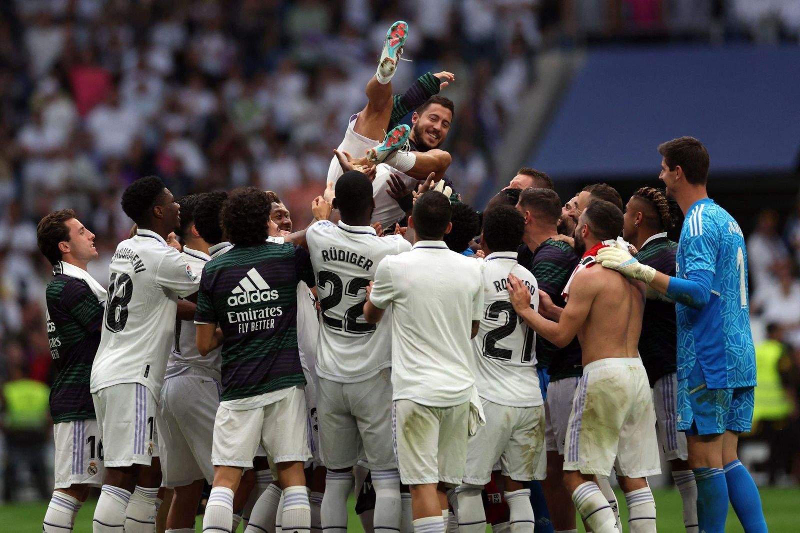 إدين هازارد مرفوعاً في الهواء بعد مباراة ريال مدريد وأتلتيك بلباو بالدوري الإسباني - 4 يونيو 2023