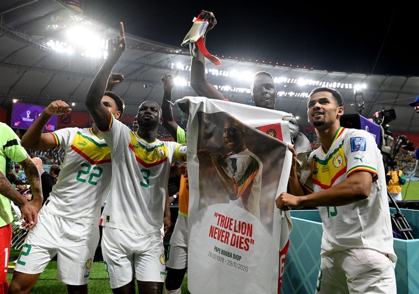 لاعبو السنغال يحتفلون بعد الفوز على الإكوادور ويحملون لافتة تكريم للراحل بابا بوبا ديوب - 29 نوفمبر 2022