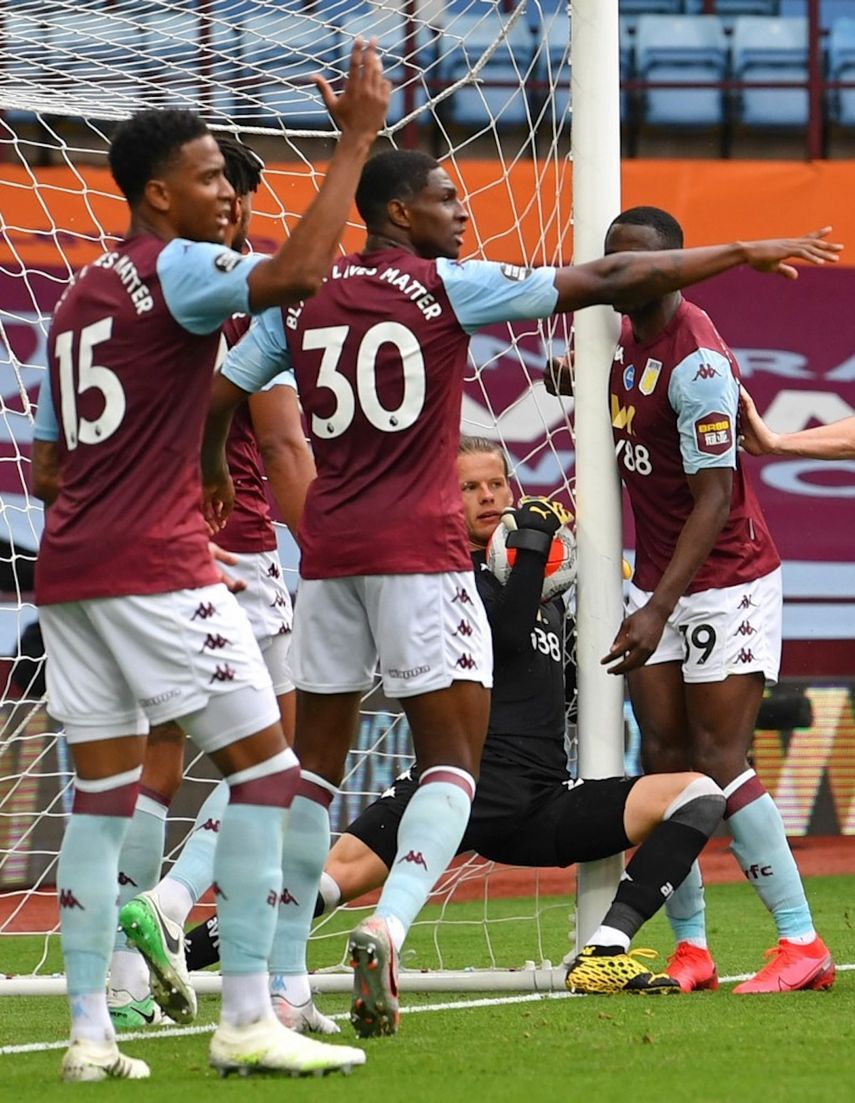 حارس مرمى أستون فيلا أورجان نايلاند (وسط) يحاول السيطرة على الكرة التي تجاوزت خط المرمى - AFP