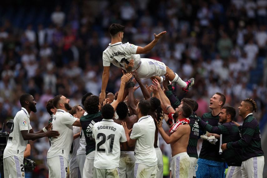 ماركو أسنسيو مرفوعاً في الهواء بعد مباراة ريال مدريد وأتلتيك بلباو بالدوري الإسباني - 4 يونيو 2023