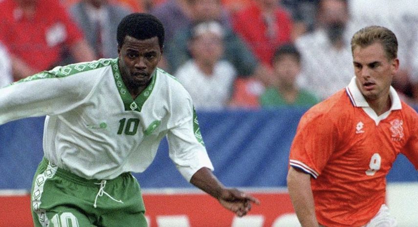 سعيد العويران وفرانك دي بور خلال مباراة السعودية وهولندا بمونديال 94