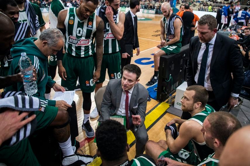 المدرب الأمريكي لفريق باناثينايكوس اليوناني لكرة السلة ريك بيتينو (وسط) يعطي تعليمات للاعبيه خلال إحدى المباريات - AFP