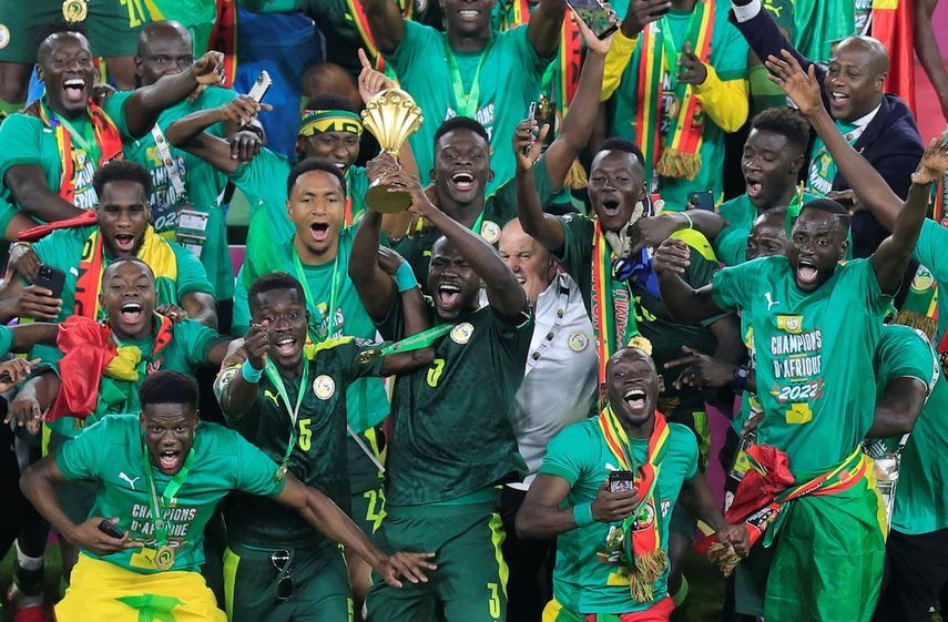 مدافع وقائد السنغال خاليدو كوليبالي يرفع كأس بطولة الأمم الإفريقية 2022 التي أحرزها رفقة زملائه - 7 فبراير 2022 - REUTERS