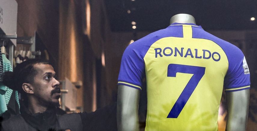 قميص كريستيانو رونالدو رقم 7 مع النصر في المتاجر السعودية