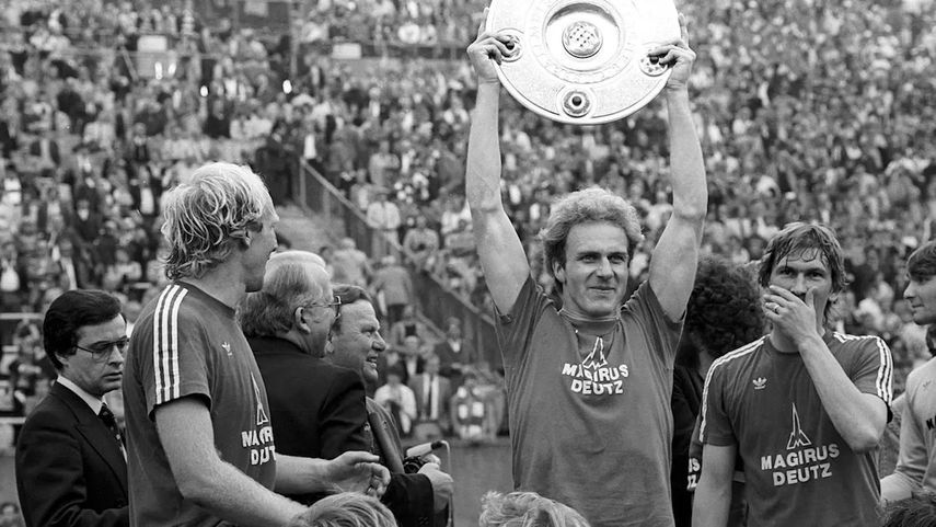 كارل هاينز رومينيغه يحمل درع الدوري الألماني بعد تتويج بايرن ميونيخ باللقب عام 1980 - fcbayern.com