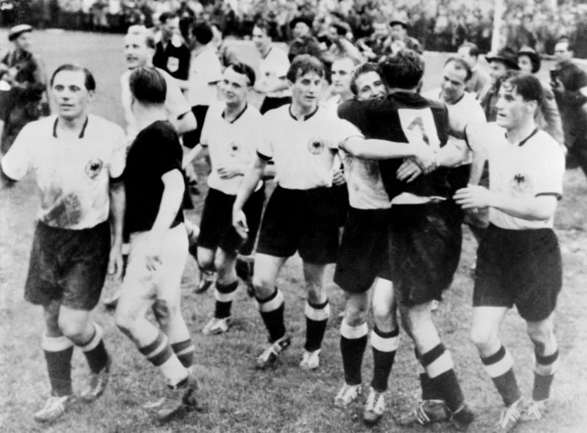 اللاعبون الألمان يحتفلون بعد فوزهم على المجر 3-2 في نهائي مونديال سويسرا - 04 يوليو 1954
