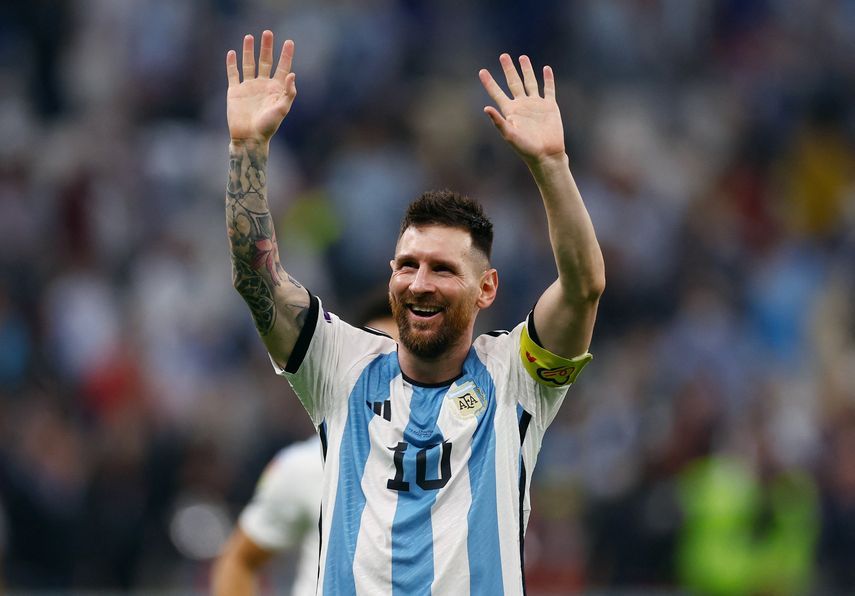 ليونيل ميسي يحيي الجماهير عقب فوز الأرجنتين على كرواتيا والتأهل لنهائي كأس العالم 2022