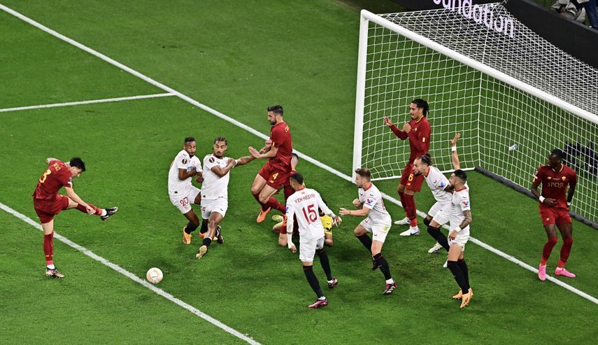روما يُهدر فرصة هدف أمام إشبيلية في نهائي الدوري الأوروبي 2023