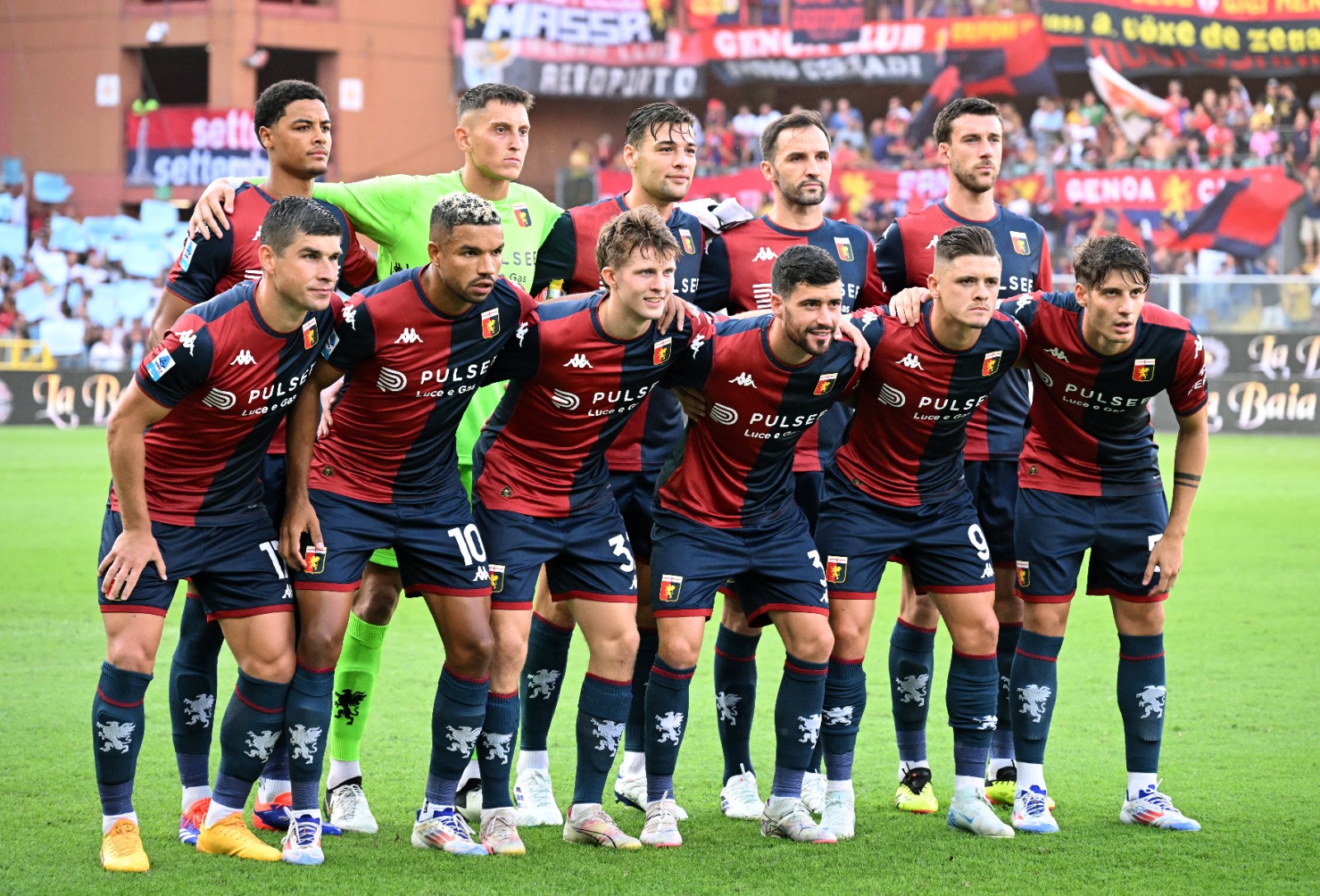 لاعبو جنوى يلتقطون صورة جماعية للفريق قبل مباراة إنتر ميلان في الدوري الإيطالي - 17 أغسطس 2024