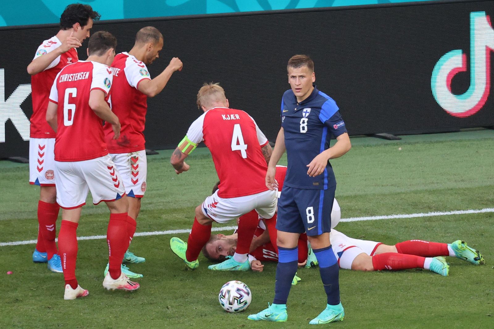 لاعبو منتخب الدنمارك حول زميلهم كريستيان إريكسن بعد سقوطه في مباراة فنلندا بمنافسات 'يورو 2020' 