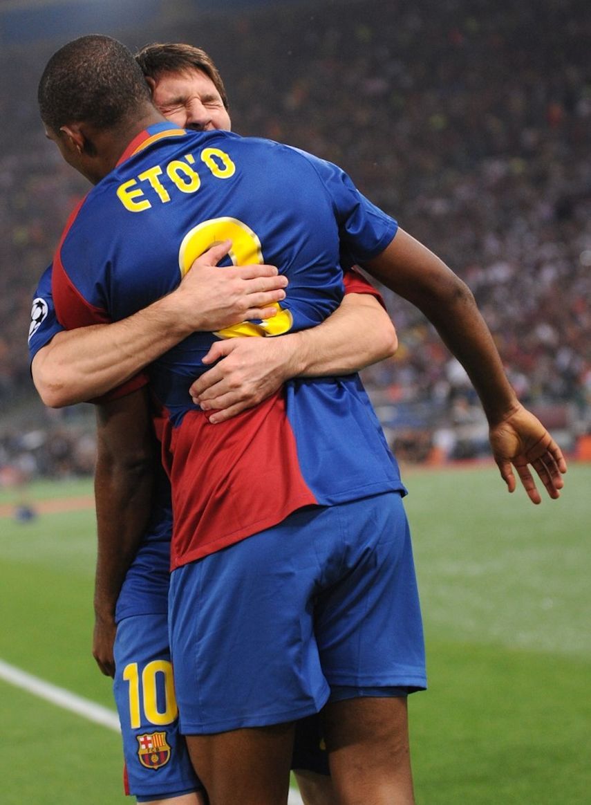 ليونيل ميسي يحتفل مع صامويل إيتو بعد أن سجل الهدف الأول في مرمى مانشستر يونايتد خلال نهائي دوري أبطال أوروبا في 27 مايو 2009  - AFP