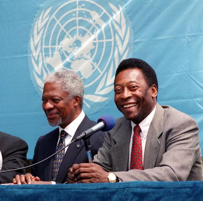 بيليه إلى جانب كوفي عنان أمين عام الأمم المتحدة السابق