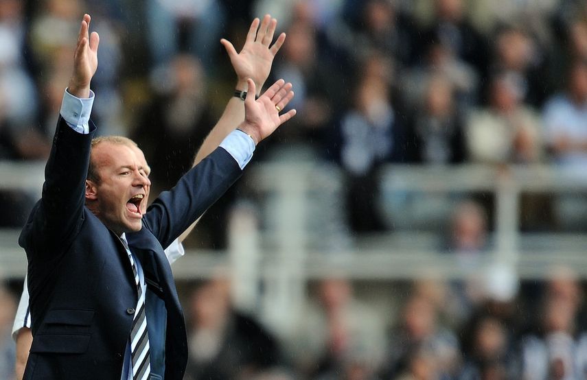 ألان شيرر في فترة إشرافه على تدريب نيوكاسل عام 2009 - AFP