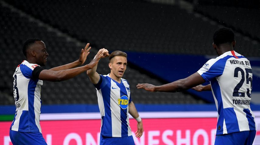 لاعبو هيرتا برلين يحتفلون بتسجيل أحد الأهداف في شباك أنيون - AFP