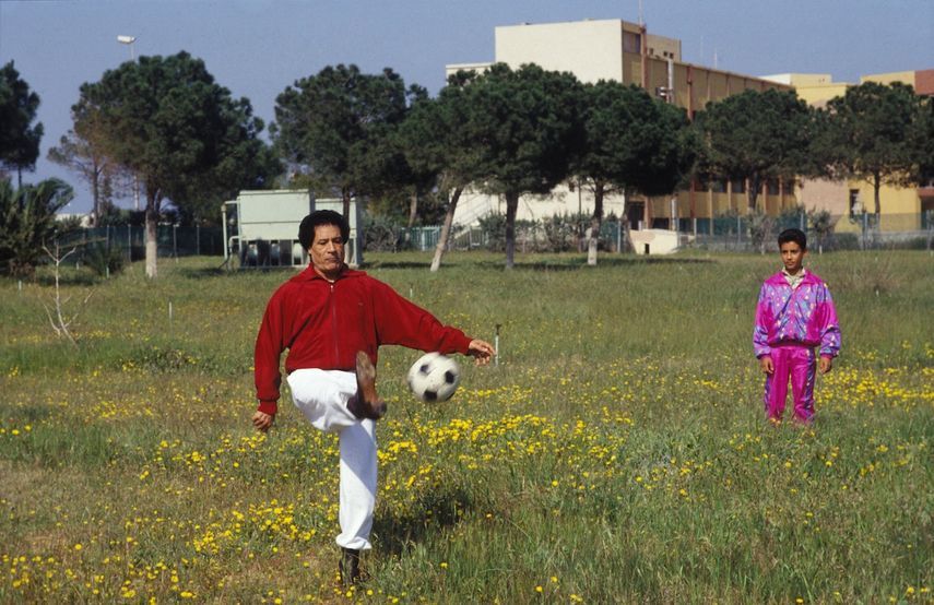 الرئيس الليبي السابق معمر القذافي يلعب كرة القدم مع أحد أبنائه - Getty Images