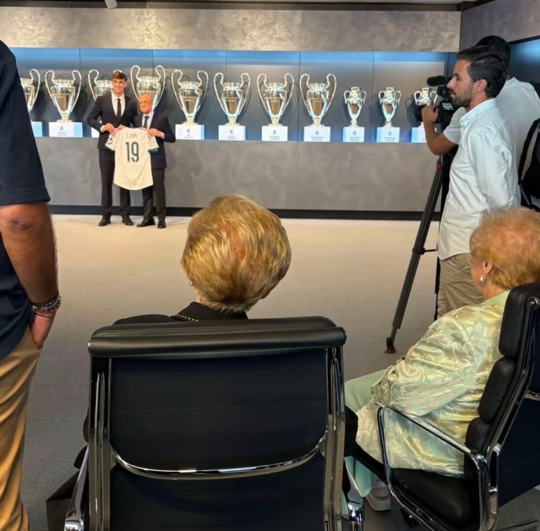 جدتا لاعب ريال مدريد الجديد كارلو إسبي خلال حفل تقديمه لاعبا للنادي الملكي - 23 أغسطس 2026