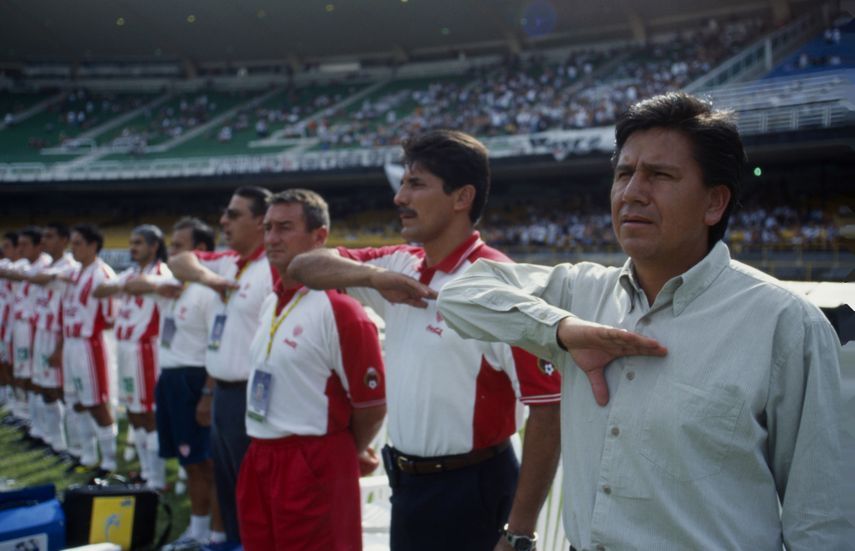 مدرب فريق نيكاكسا المكسيكي راؤول أرياس (يمين) وباقي الفريق قبل مواجهة ريال مدريد في كأس العالم للأندية - 14 يناير 2000