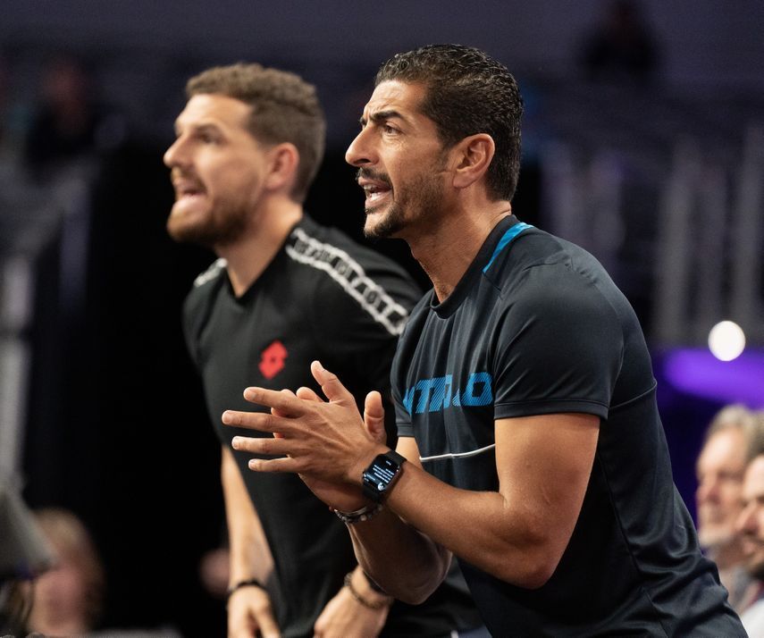عاصم جلالي مدرب أنس جابر يحفزها خلال إحدى المباريات- 3 نوفمبر 2022