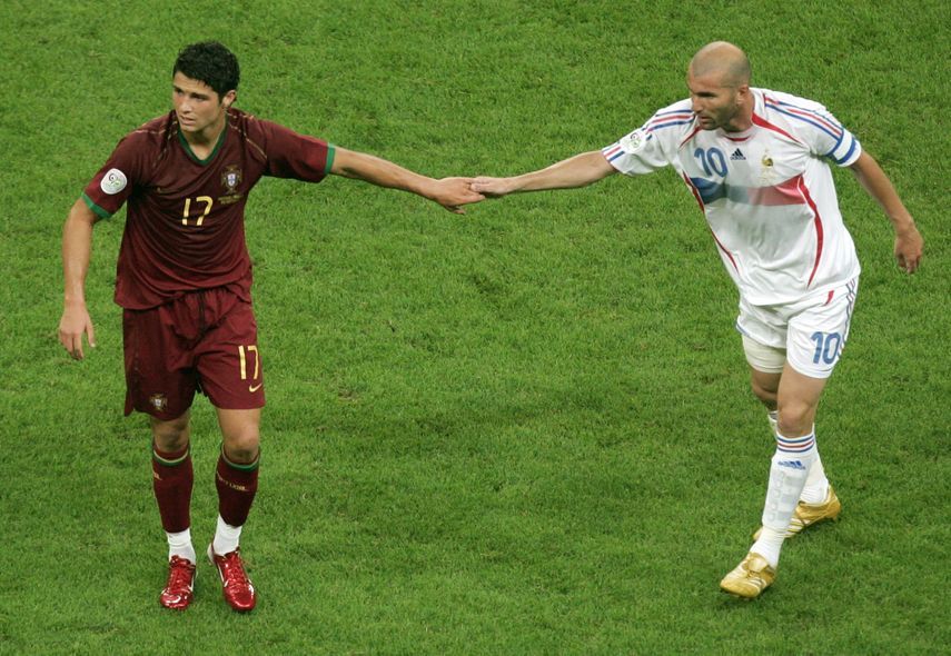 زين الدين زيدان يصافح كريستيانو رونالدو خلال مباراة فرنسا والبرتغال في نصف نهائي كأس العالم 2006