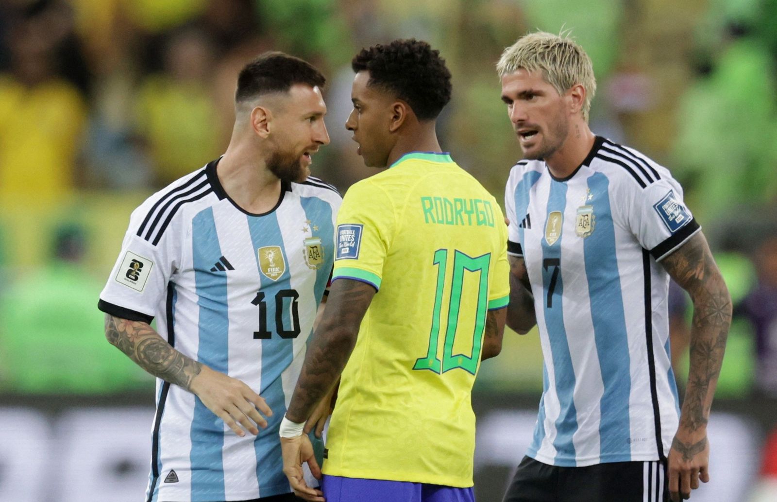 مشادة كلامية بين ليونيل ميسي ورودريغو خلال مباراة الأرجنتين والبرازيل في تصفيات كأس العالم