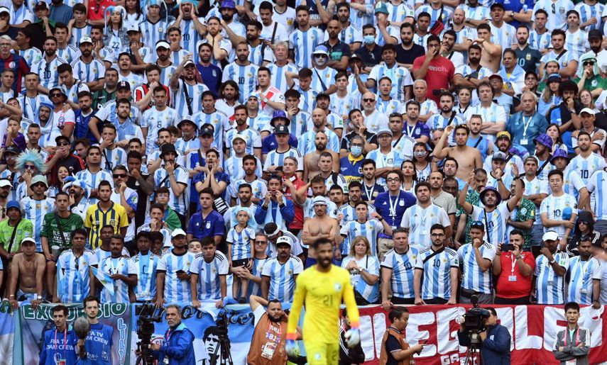 مشجعون أرجنتينيون خائبون في المدرجات خلال المباراة وبدا الحارس السعودي محمد العويس - 22 نوفمبر 2022