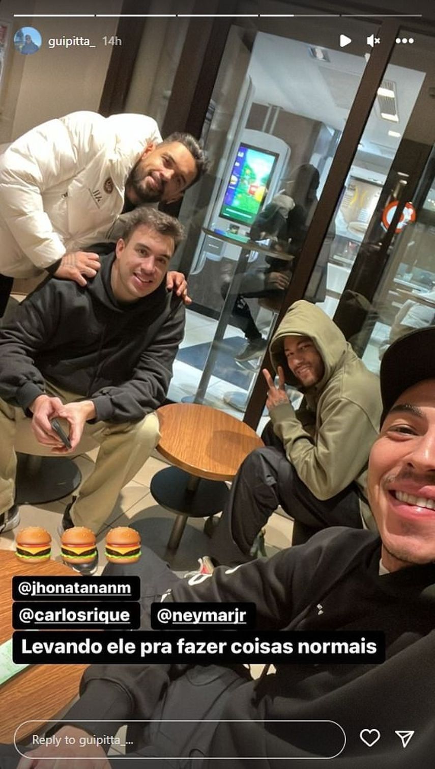 صورة نيمار رفقة أصدقائه في أحد مطاعم مكدونالدز في باريس 