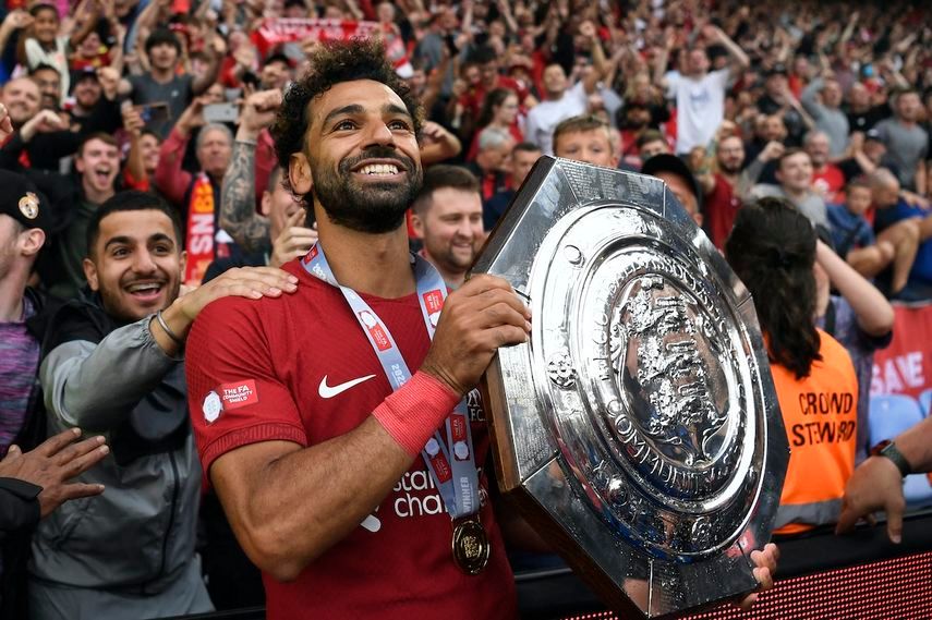 نجم ليفربول محمد صلاح يحمل كأس درع المجتمع الذي أحرزه مع فريقه إثر فوزه على مانشستر سيتي في المباراة النهائية - 30 يوليو 2022  - REUTERS