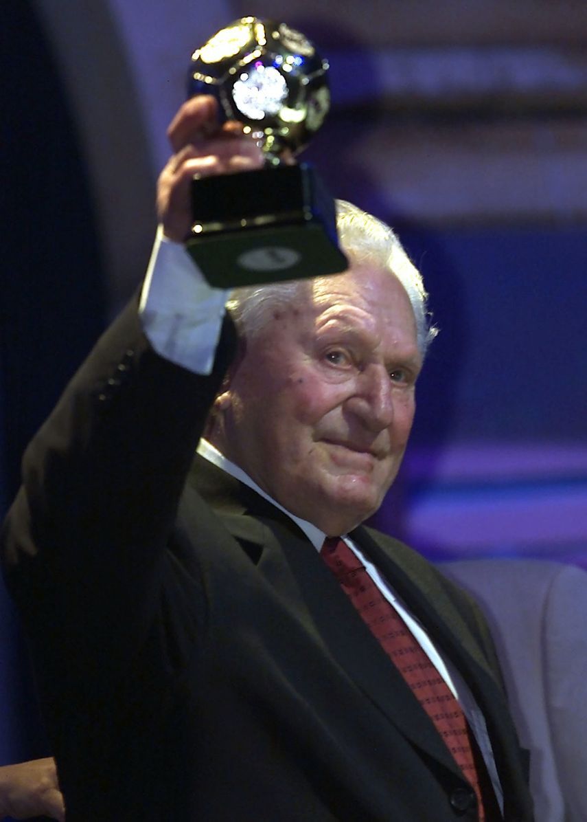 التشيكي جوزيف بيكان يتسلم جائزة الهداف التاريخي لكرة القدم في احتفال في روتنبيرغ في 8 يناير 2001 - REUTERS