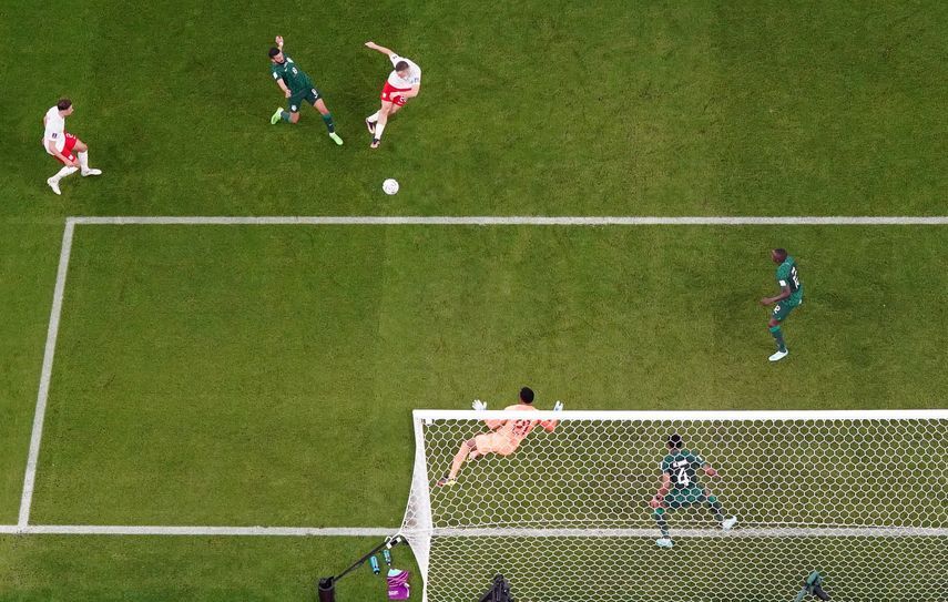 البولندي زيلينسكي يسدد الكرة مسجلا الهدف في مرمى السعودية - 26 نوفمبر 2022