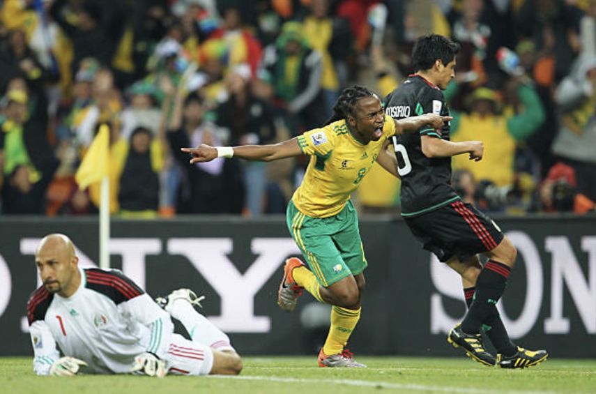 تشابالالا يسجل هدف افتتاح كأس العالم 2010 في مباراة جنوب أفريقيا والمكسيك