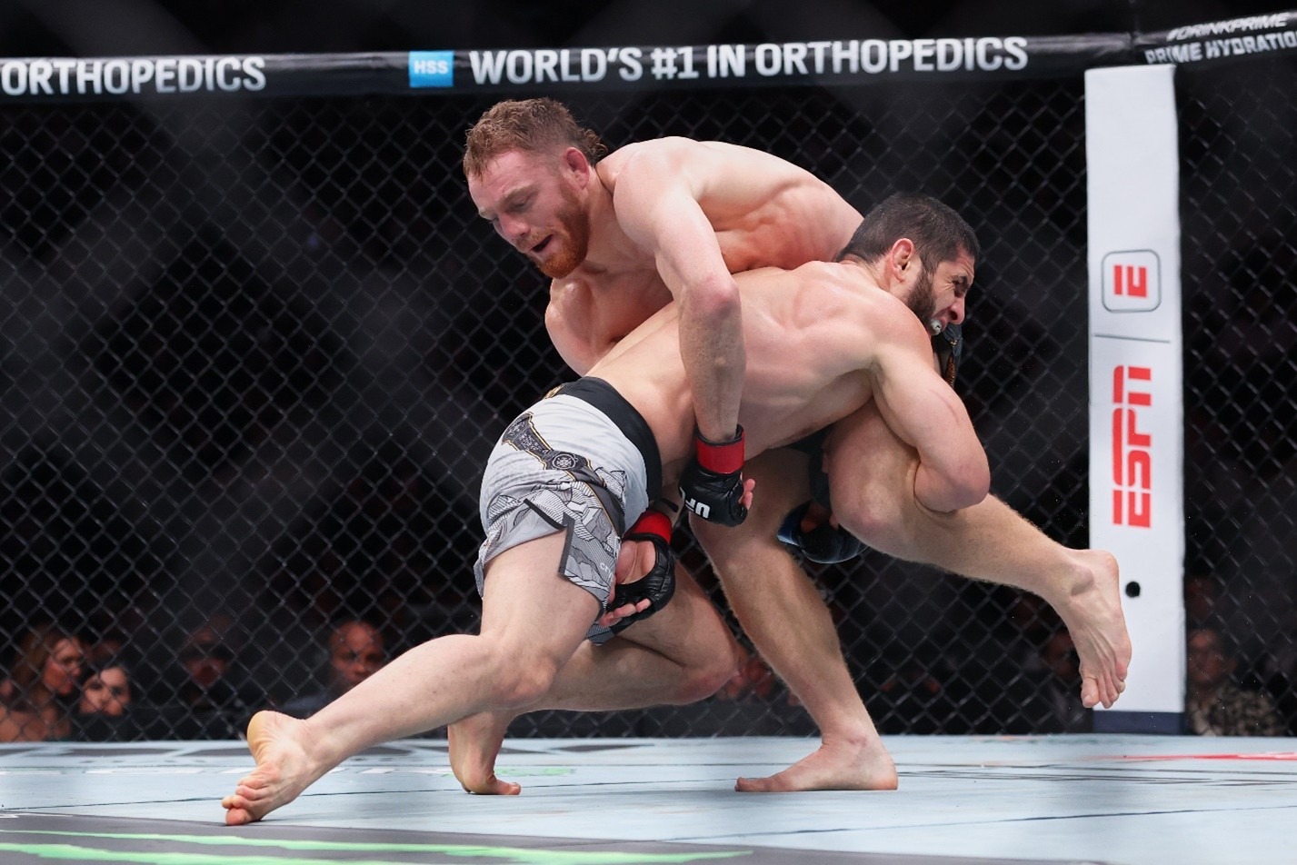 إسلام ماخاشيف في محاولة إسقاط لجاك ديلا مادالينا - 15 نوفمبر 2025