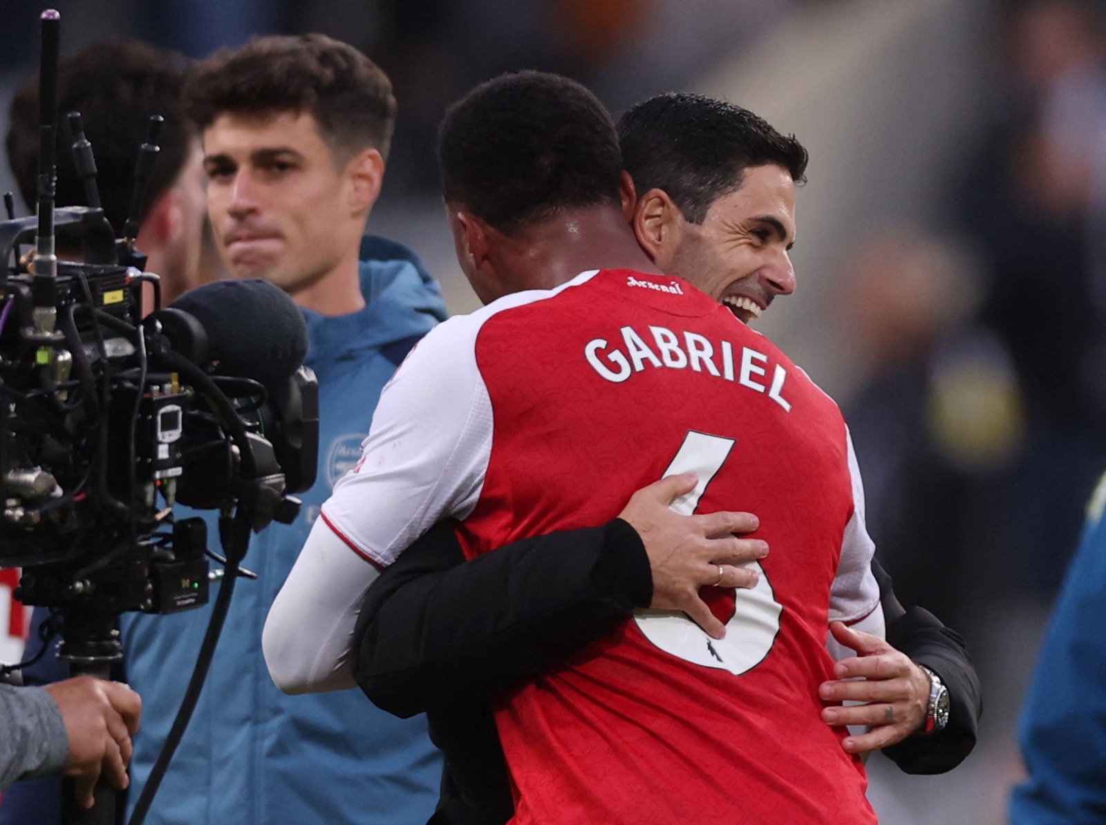 ميكيل أرتيتا مدرب أرسنال يحتفل مع غابرييل صاحب هدف الفوز على نيوكاسل في الدوري الإنجليزي الممتاز - 28 سبتمبر 2025