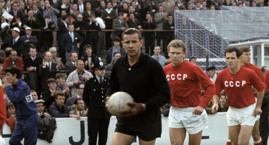 صورة ملونة لحارس الاتحاد السوفيتي ليف ياشين افضل لاعب في العالم من فرانس فوتبول 1963