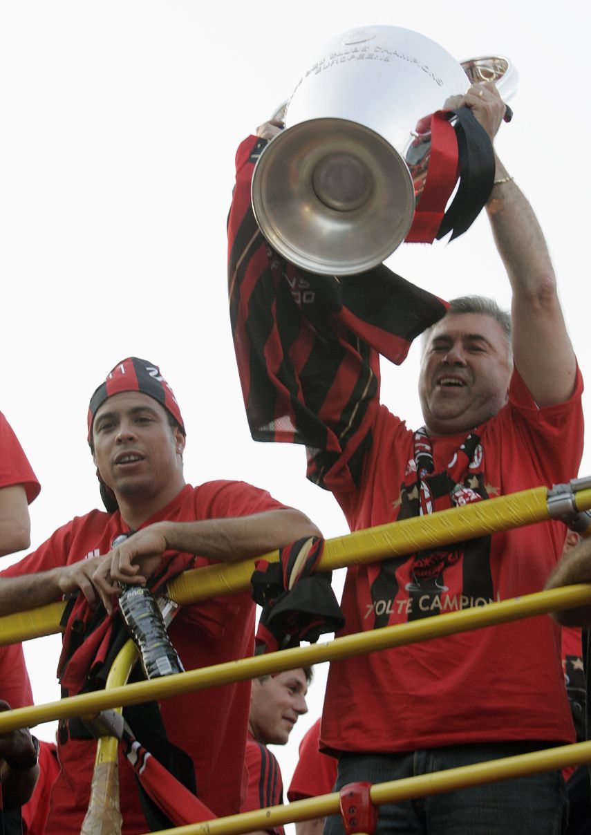 كارلو أنشيلوتي يرفع الكأس قرب رونالدو خلال احتفال ميلان بفوزه بدوري أبطال أوروبا ضد ليفربول في أثينا - 24 مايو 2007