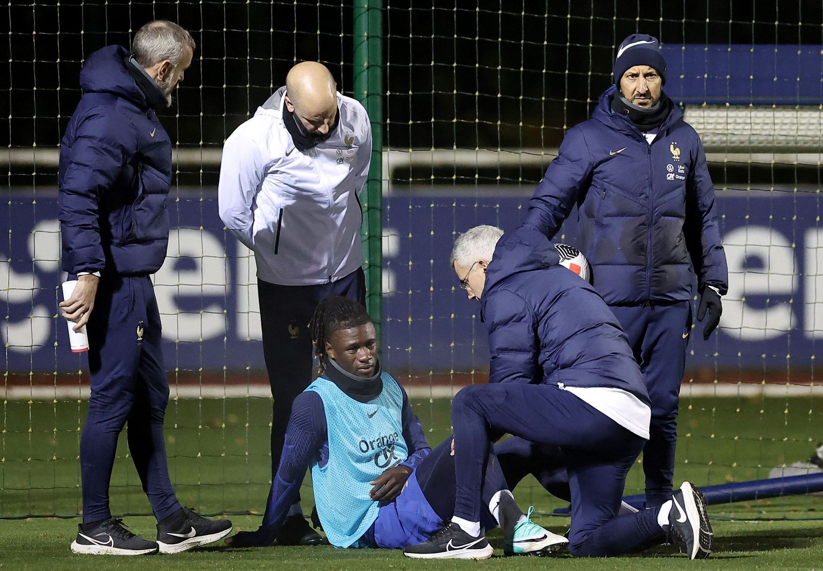 إدواردو كامافينغا يتلقى العلاج بعد إصابته خلال حصة تدريبية مع منتخب فرنسا - 15 نوفمبر 2023