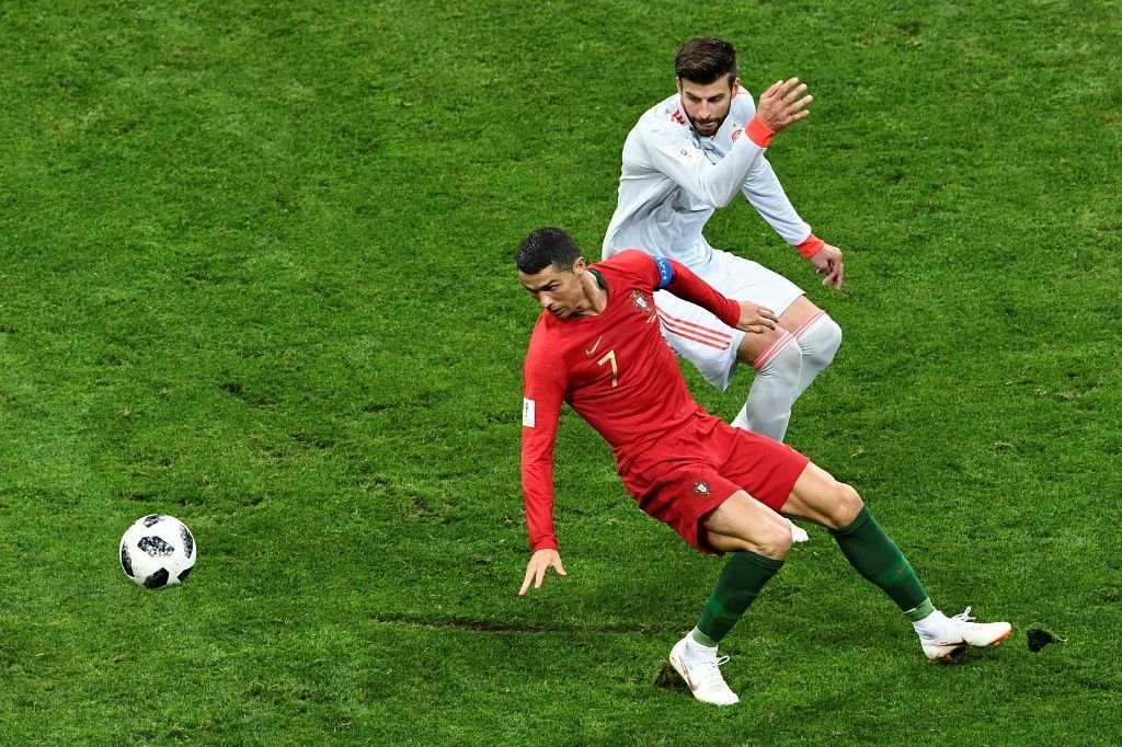 المهاجم البرتغالي كريستيانو رونالدو (يسار) يتنافس مع المدافع الإسباني جيرارد بيكيه خلال مباراة كأس العالم  في 15 يونيو 2018