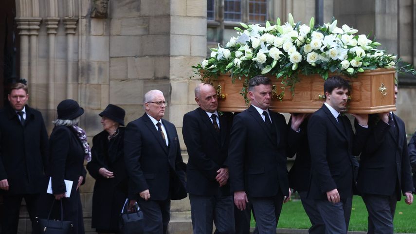 يحملون نعش بوبي تشارلتون خلال تشييعه في كاتدرائية مانشستر – 13 نوفمبر 2023