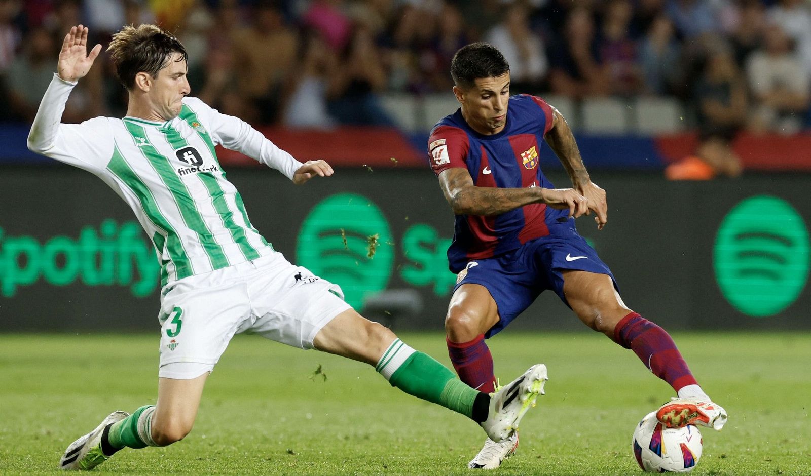 جواو كانسيلو في مباراة برشلونة وريال بيتيس في الليغا 16-9-2023