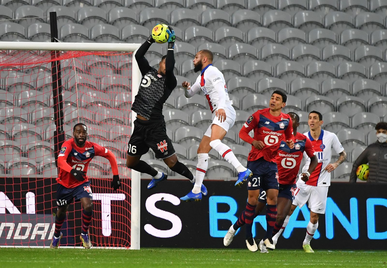 حارس ليل مايك ماينان يلتقط الكرة من أمام مدافع باريس سان جرمان لايفن كورزاوا