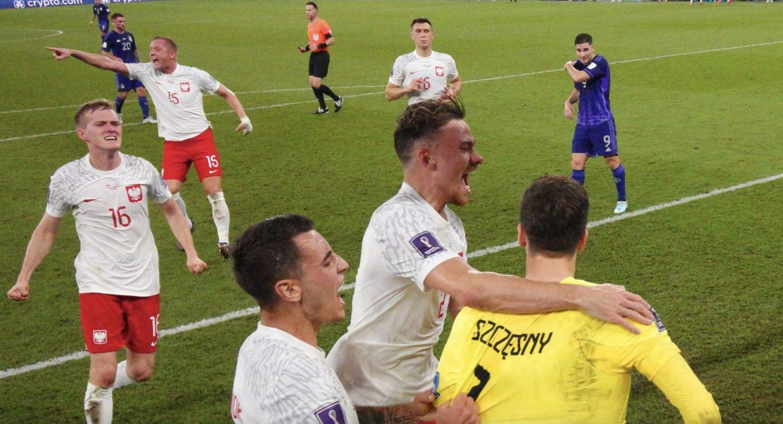 لاعبو بولندا يحتفلون مع تشيزني بعد تصديه لركلة جزاء من ليونيل ميسي في مونديال 2022
