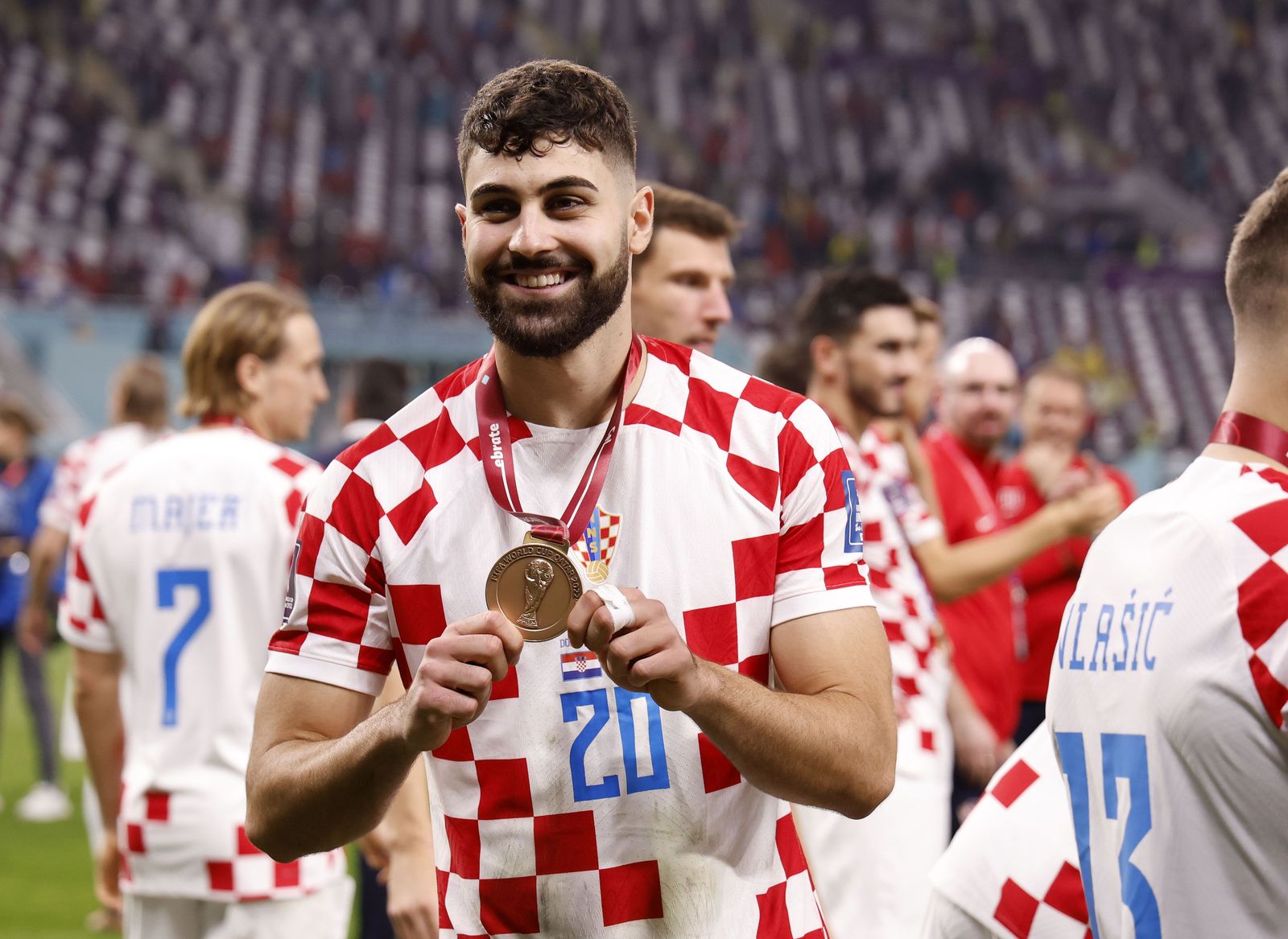 يوسكو جفارديول لاعب منتخب كرواتيا يحتفل بعد التتويج بالمركز الثالث في كأس العالم 2022 - 17 ديسمبر 2022